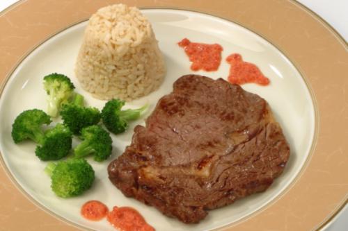 Kalfsribeye met rode paprikasaus.