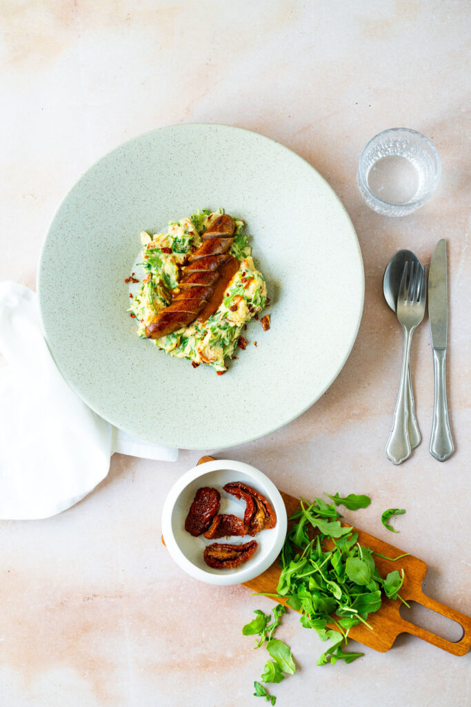Kalfssaucijzen met aardappelpuree, rucola en pomodori sechi.