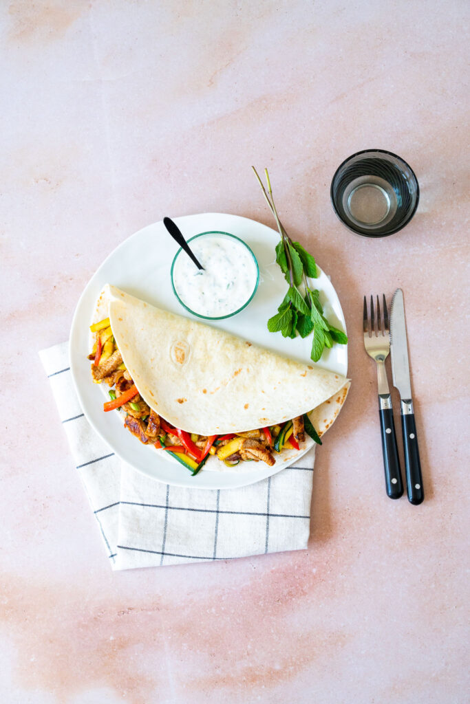 Wraps met kalfsvleesreepjes, groenten en yoghurtsaus.