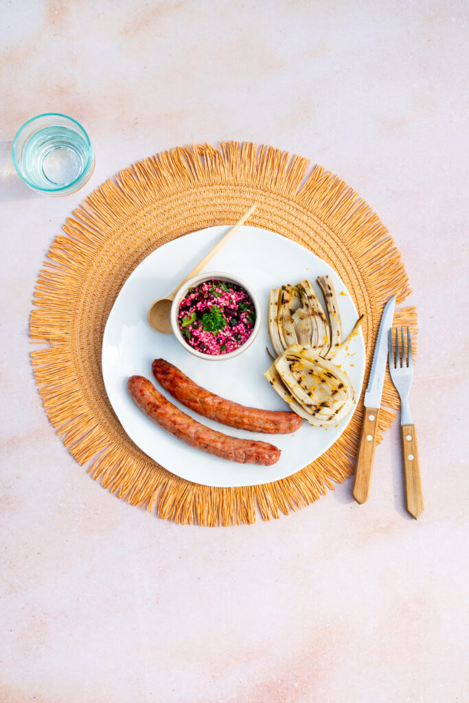 Kalfsworstjes met gegrilde venkel, sinaasappelzest en couscous-bietensalade.