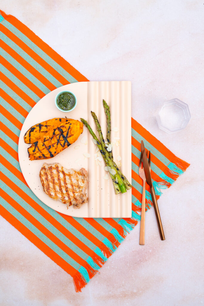 Kalfsribeye met groene asperges, salsa verde en zoete aardappel.