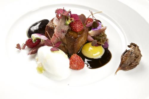 Krokante kalfstong met olijvensaus, zwarte knoflook en sorbet van burrata.