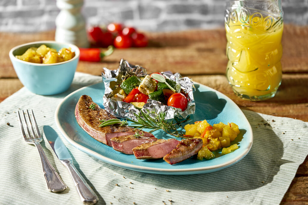 Gegrilde kalfslever met groentebuideltje en appel- en perenchutney.