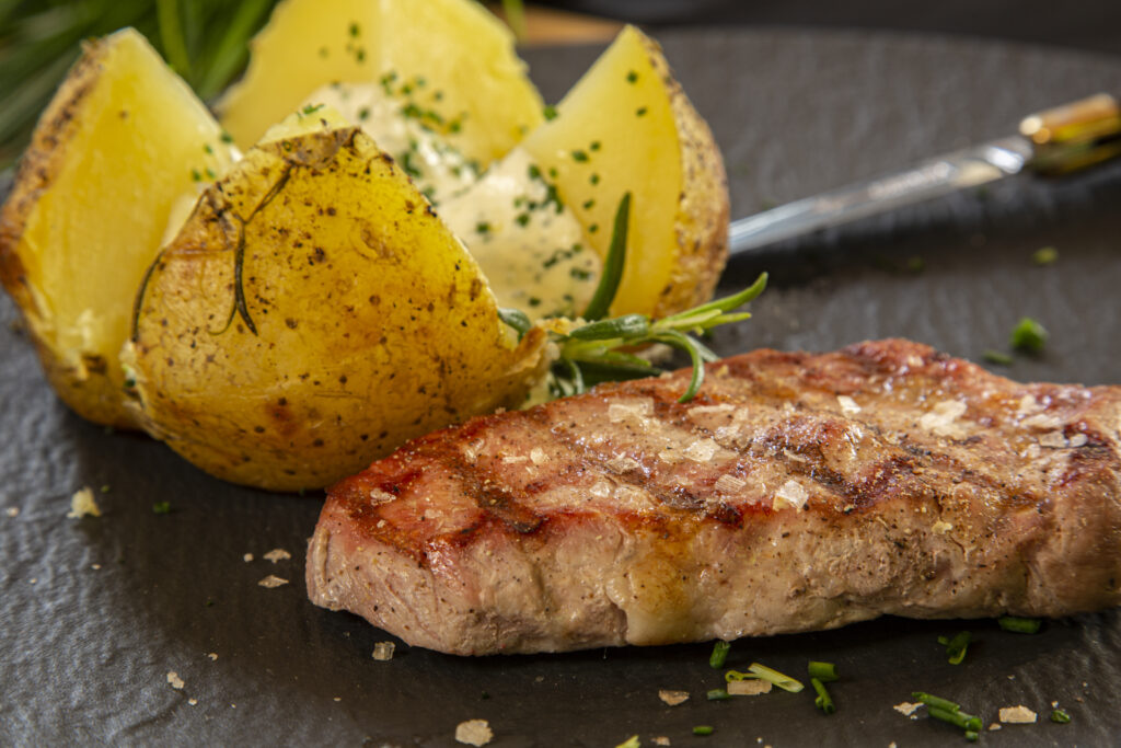 ribeye met gepofte aardappel en crème fraîche.