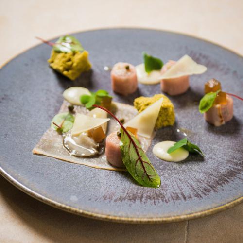 Kalfscarpaccio en tartaar met oesters en manchego kaas.