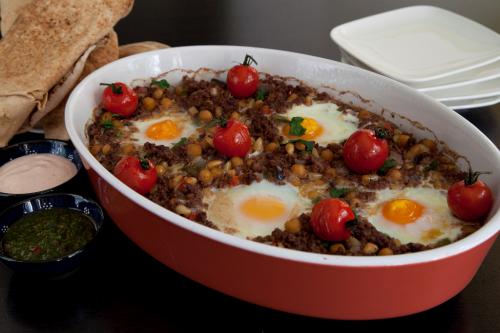 Kalfsgehaktschotel met gestoofd ei, nootjes en harissa.