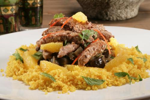 Kalfsschnitzelreepjes met gesmoorde aubergine en couscous.