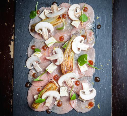 Kalfscarpaccio, geserveerd als een blanquette.