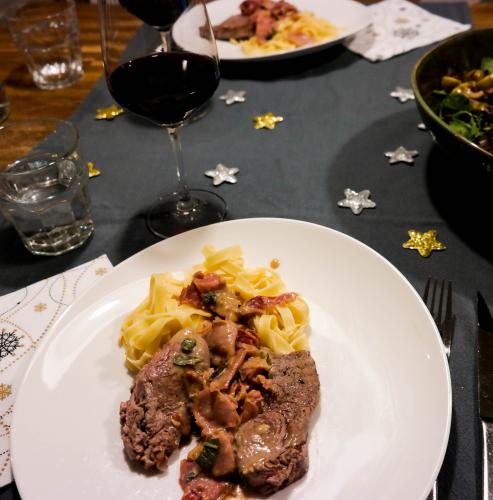 Kalfsoesters met parmaham en salie in marsalaroomsaus