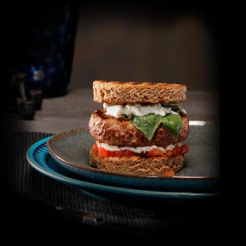 Kalfsburger met tomaat.