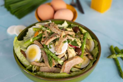 Paassalade met gebakken kalfsvleesreepjes