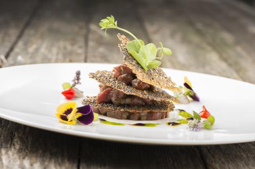 Bovenbil met speculaasjenever, zwarte sesamemulsie, maanzaadtuiles