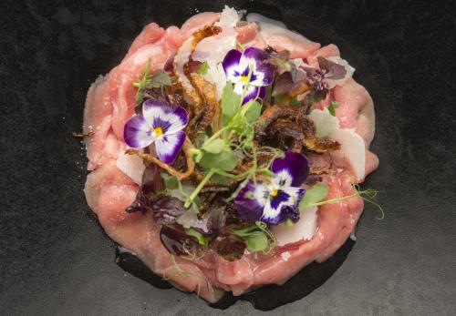 Kalfscarpaccio, gefrituurde uienolie, gemberazijn en parmezaanse kaas