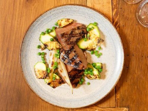 Kalfslever, gerookte appel, courgette en doperwten