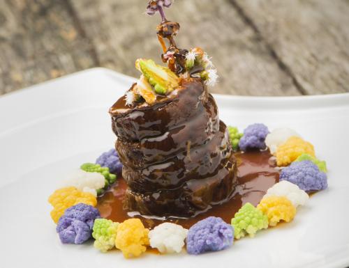 Kalfsrollade gebraiseerd met sinaasappel en gember, assortiment van kolen.