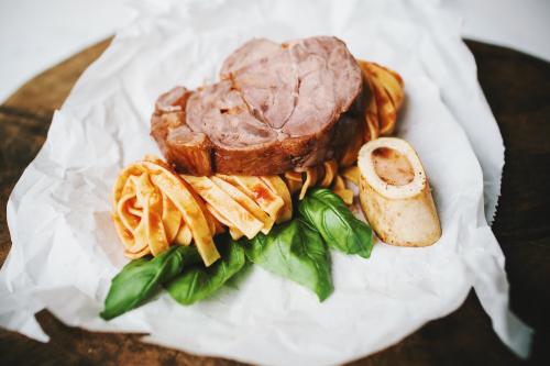 Kalfsschenkel met tomatenpasta