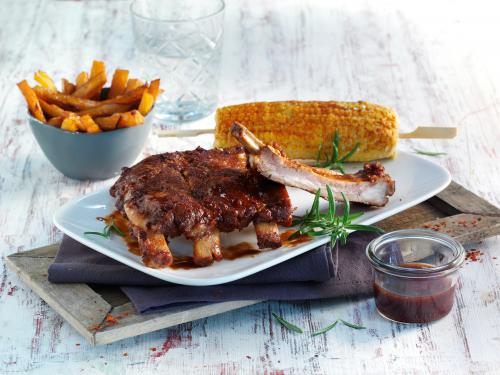 Kalfsspareribs met chili-maiskolven.
