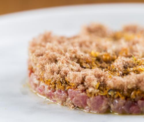 Kalfstartaar met aromaten en broodkruim