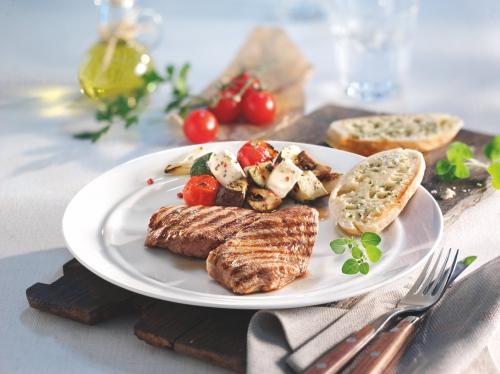 American BBQ-steaks met fetagrillgroenten en knoflookbrood