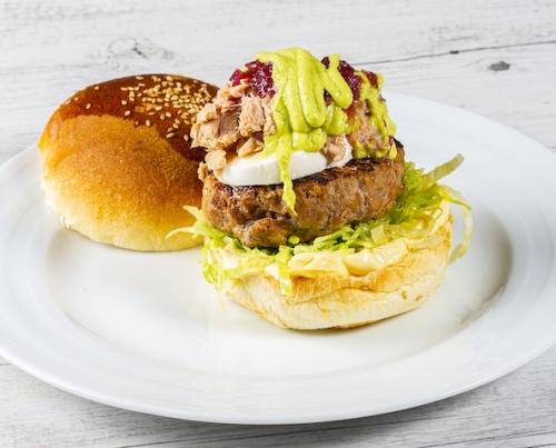 Kalfsburger met saus van avocado, gekarameliseerde ui en tonijn