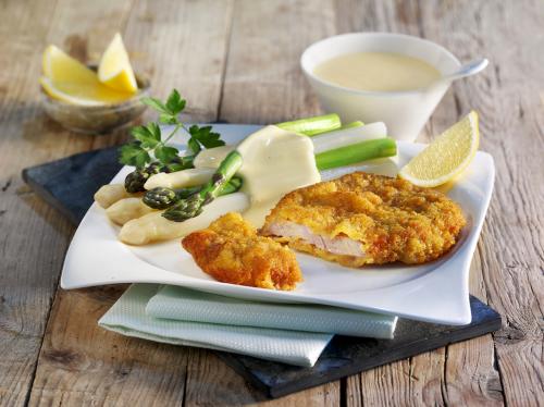 Kalfsschnitzel met asperges en hollandaisesaus
