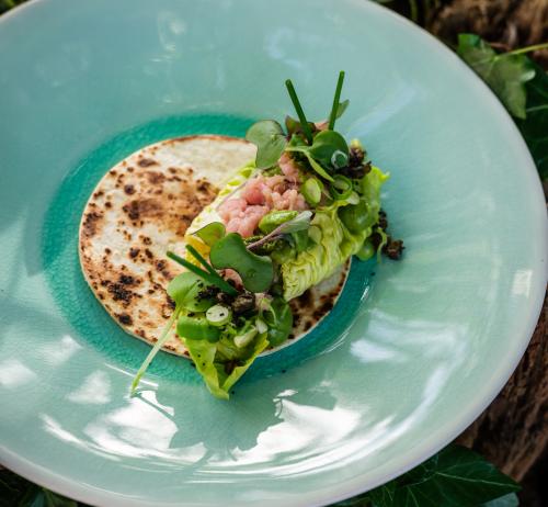 Kalfstartaar op tortilla met guacamole en salsa verde