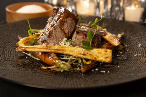 Kalfs tournedos met salade, bospeen, pastinaak en mierikswortel