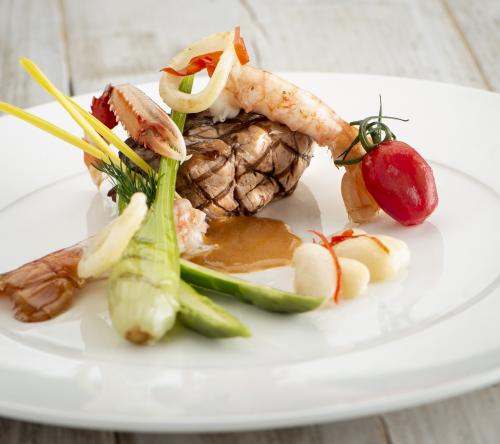 Medaillon van kalfshaas met langoustine, inktvis en lentegarnituur